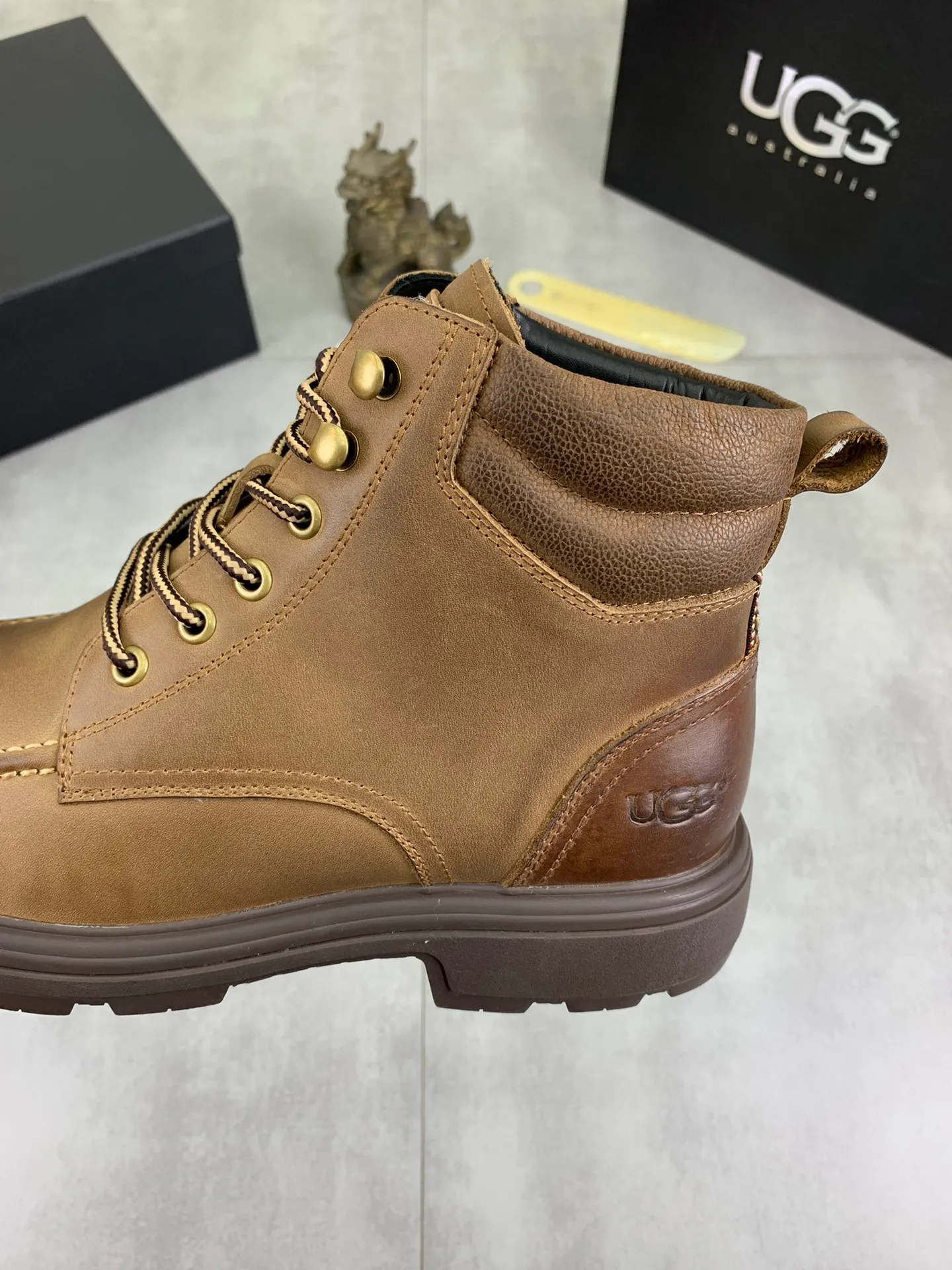 Factory price P640 💶[UGG] (full wool lining) Top-end high-quality fur integrated warm snow boots from Australia's warm luxury men's shoes brand, UGG-5877 official website synchronized, made of imported cowhide, carefully sewn...Imported rubber outsole (comfortable, soft, wear-resistant) The quality is really great...Exquisite workmanship, you can't put it down at first sight, code number: 39-44 Color: 3️⃣colors available